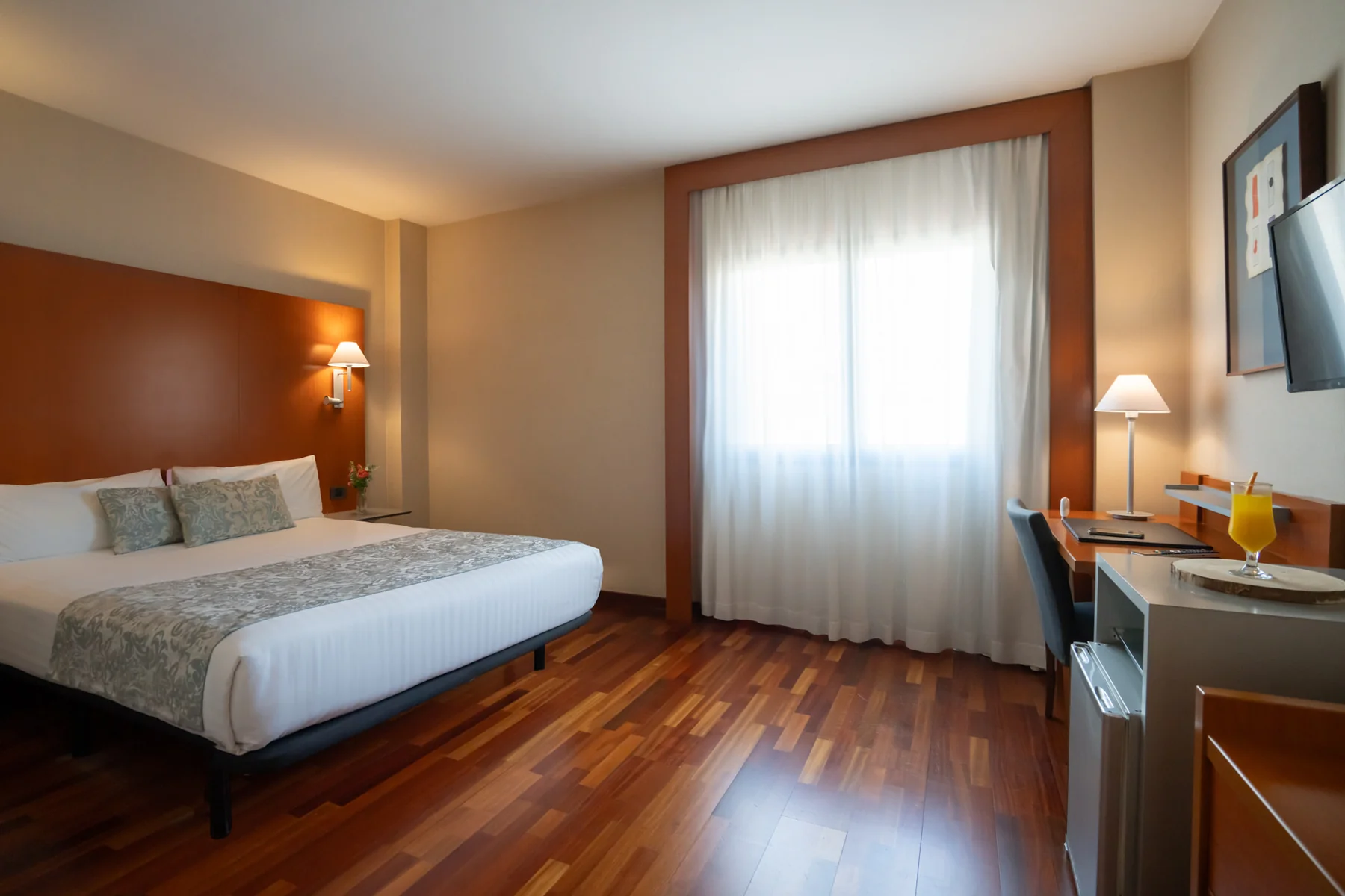 Habitación Doble con cama de matrimonio y escritorio