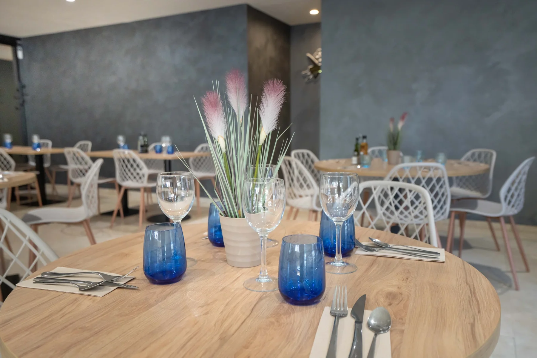 Mesa del restaurante con copas azules