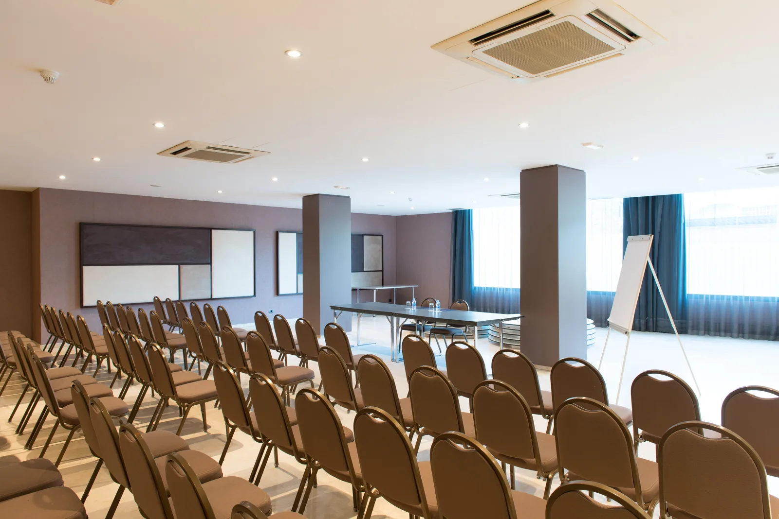 Salón de Banquetes preparado para presentación y ponencias